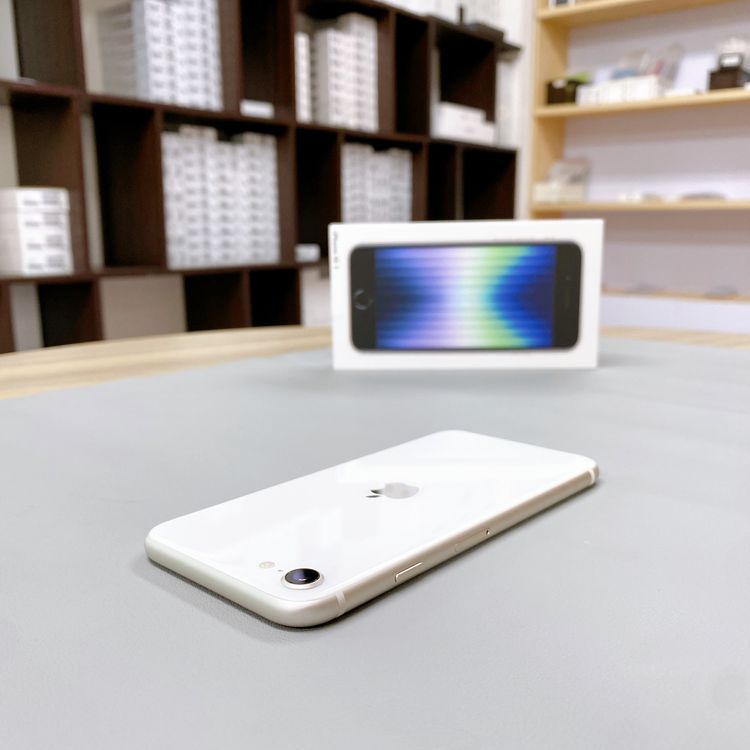 iPhone SE ��3���� 64GB �������饤�� �Хåƥ꡼ 87% ������ SIM�ե꡼
