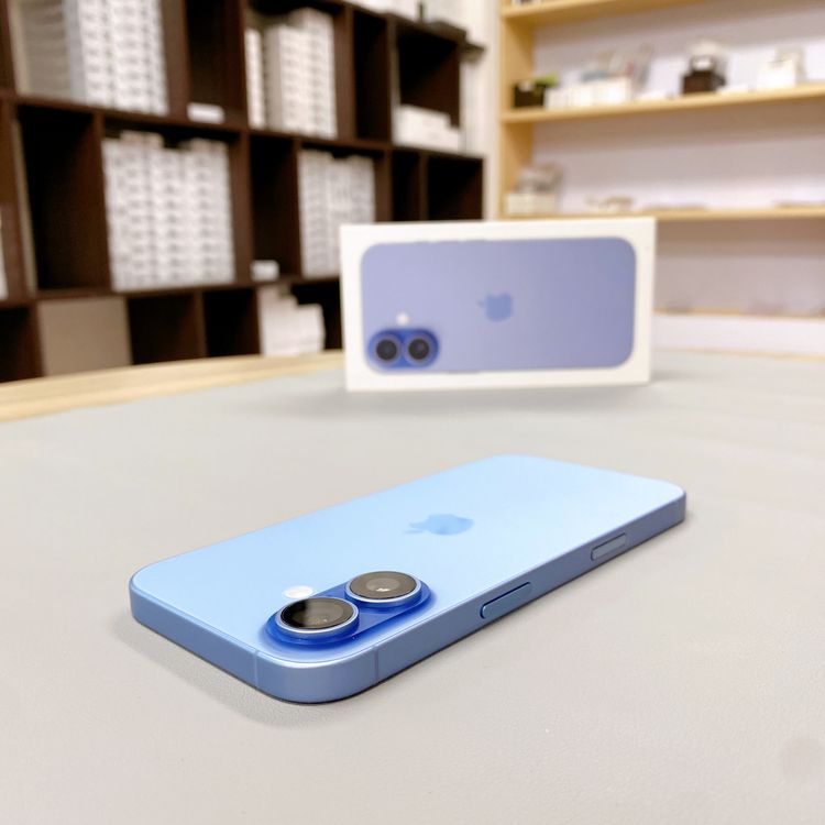 iPhone 17 256GB �ߥ��ȥ֥롼 �Хåƥ꡼ 97% ������ SIM�ե꡼