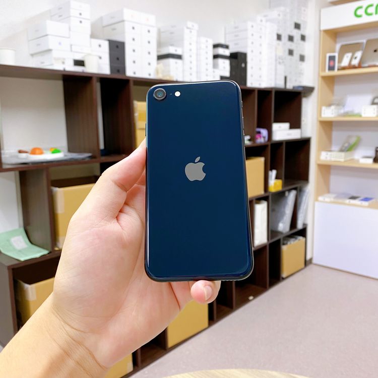 iPhone SE ��3���� 64GB �ߥåɥʥ��� �Хåƥ꡼ 95% ������ SIM�ե꡼