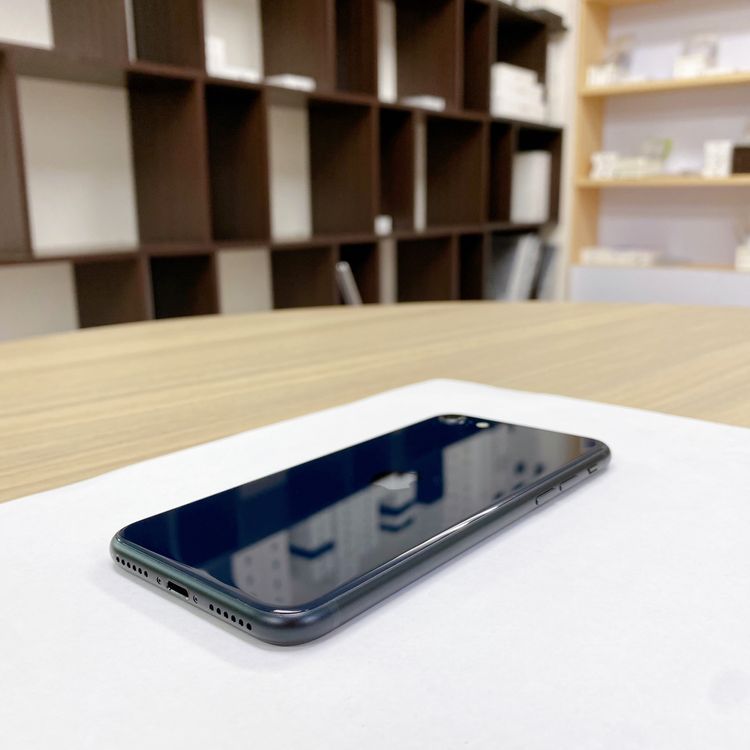 iPhone SE ��3���� 64GB �ߥåɥʥ��� �Хåƥ꡼ 99% ������ SIM�ե꡼