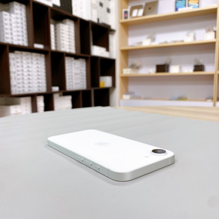 iPhone 16E 256GB �ۥ磻�� �Хåƥ꡼ 100% ������ SIM�ե꡼