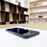 iPhone SE ��3���� 64GB �ߥåɥʥ��� �Хåƥ꡼ 98% ������ SIM�ե꡼