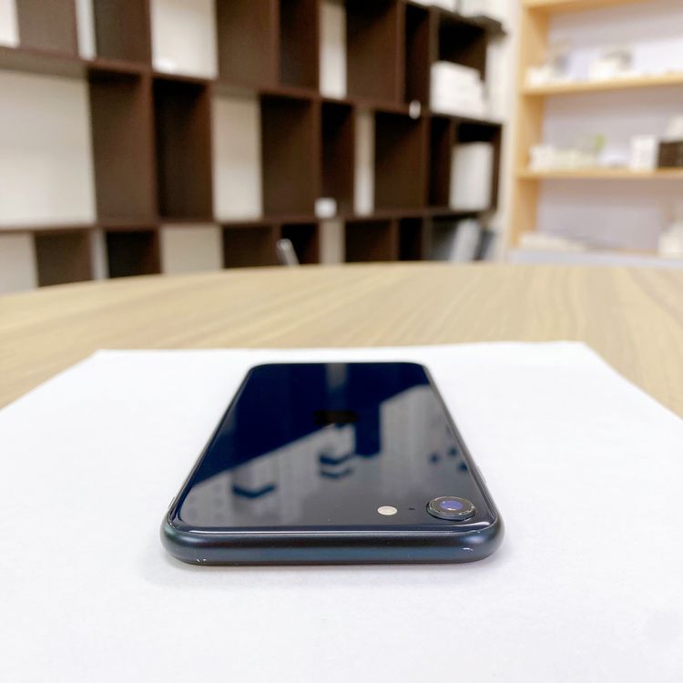 iPhone SE ��3���� 64GB �ߥåɥʥ��� �Хåƥ꡼ 93% ������ SIM�ե꡼