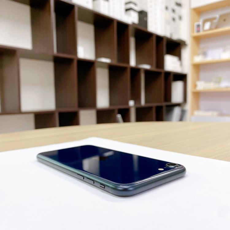 iPhone SE ��3���� 64GB �ߥåɥʥ��� �Хåƥ꡼ 97% ������ SIM�ե꡼