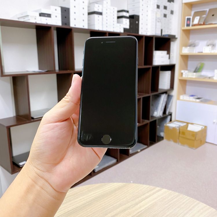 iPhone SE ��3���� 64GB �ߥåɥʥ��� �Хåƥ꡼ 84% ������ SIM�ե꡼