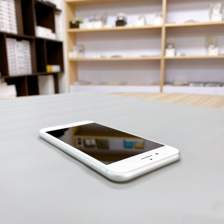 iPhone 8 64GB ����С� �Хåƥ꡼ 80% ������ SIM�ե꡼