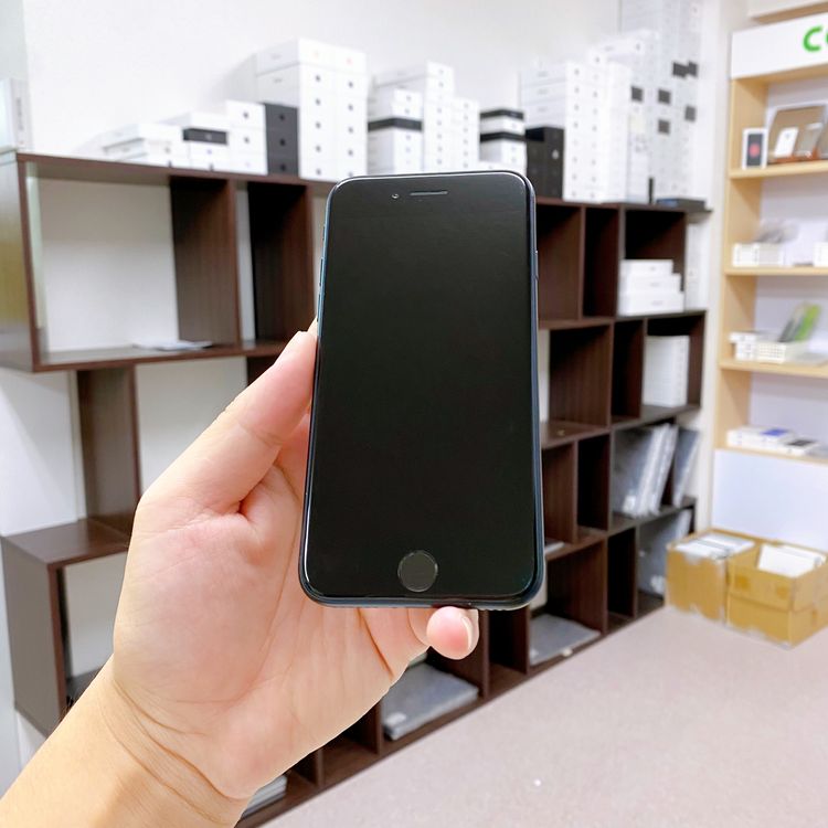 iPhone SE ��3���� 64GB �ߥåɥʥ��� �Хåƥ꡼ 88% ������ SIM�ե꡼