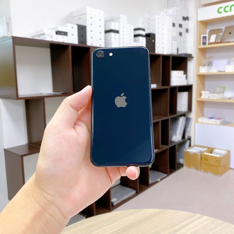 iPhone SE ��3���� 64GB �ߥåɥʥ��� �Хåƥ꡼ 93% ������ SIM�ե꡼