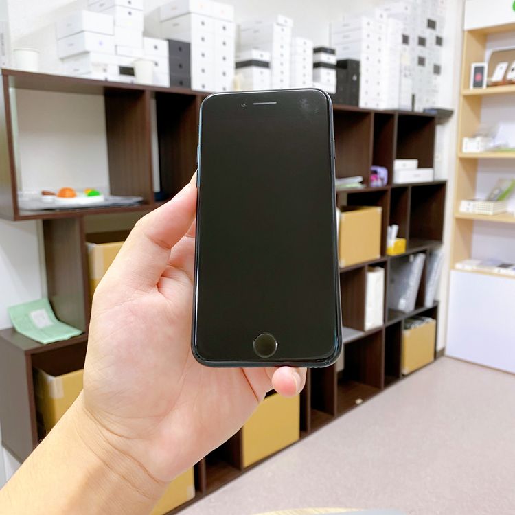 iPhone SE ��3���� 64GB �ߥåɥʥ��� �Хåƥ꡼ 93% ������ SIM�ե꡼