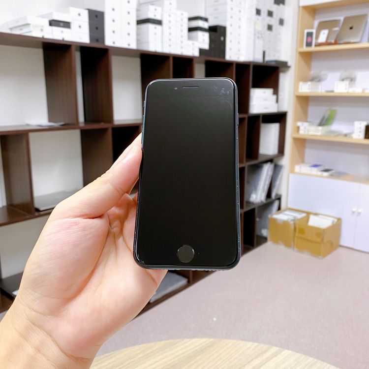 iPhone SE ��3���� 64GB �ߥåɥʥ��� �Хåƥ꡼ 92% ������ SIM�ե꡼