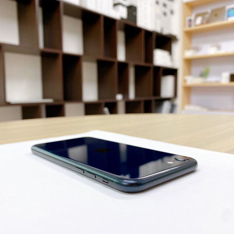iPhone SE ��3���� 64GB �ߥåɥʥ��� �Хåƥ꡼ 88% ������ SIM�ե꡼