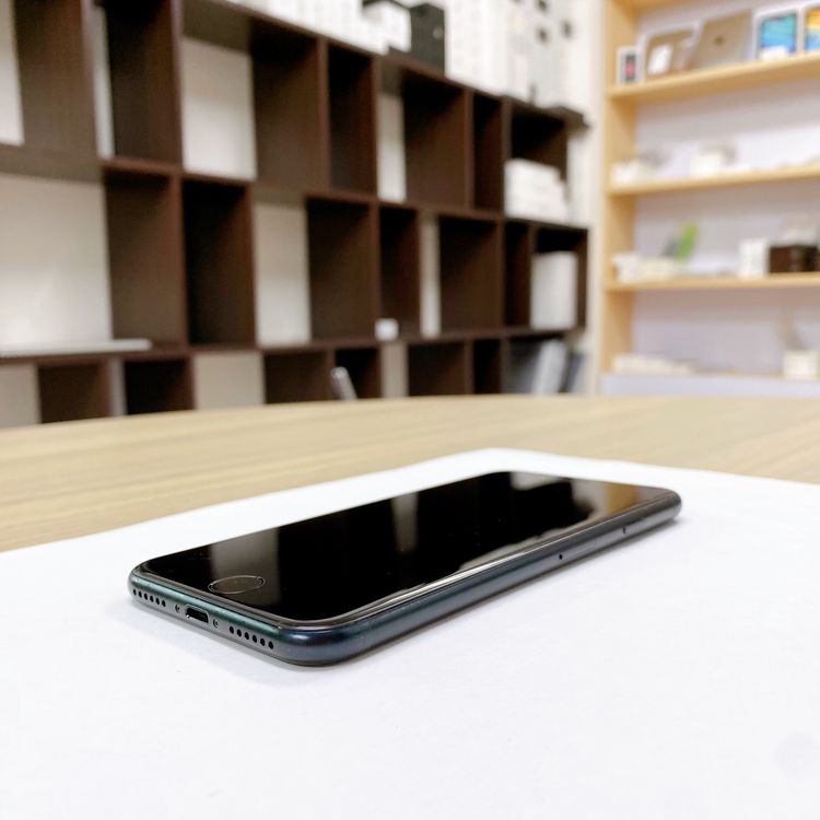 iPhone SE ��3���� 64GB �ߥåɥʥ��� �Хåƥ꡼ 87% ������ SIM�ե꡼