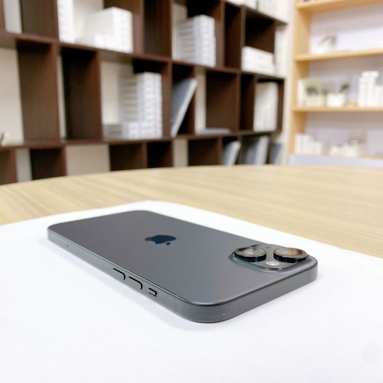 iPhone 15 Plus 128GB �֥�å� �Хåƥ꡼ 94% ������ SIM�ե꡼