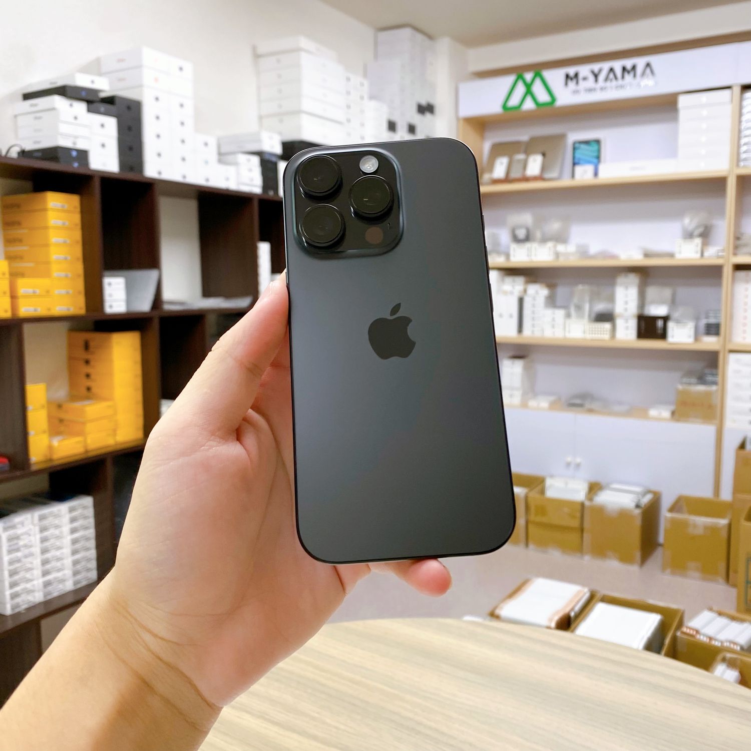 ムスビー｜iPhone 16 Pro 128GB ブラック バッテリー 95% 国内版 SIM 