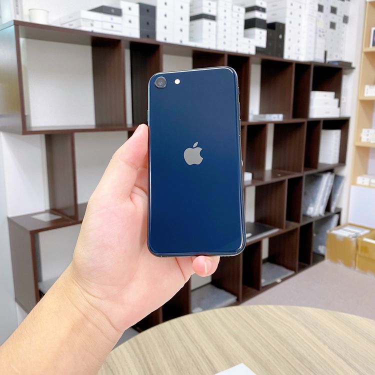 iPhone SE ��3���� 64GB �ߥåɥʥ��� �Хåƥ꡼ 72% ������ SIM�ե꡼