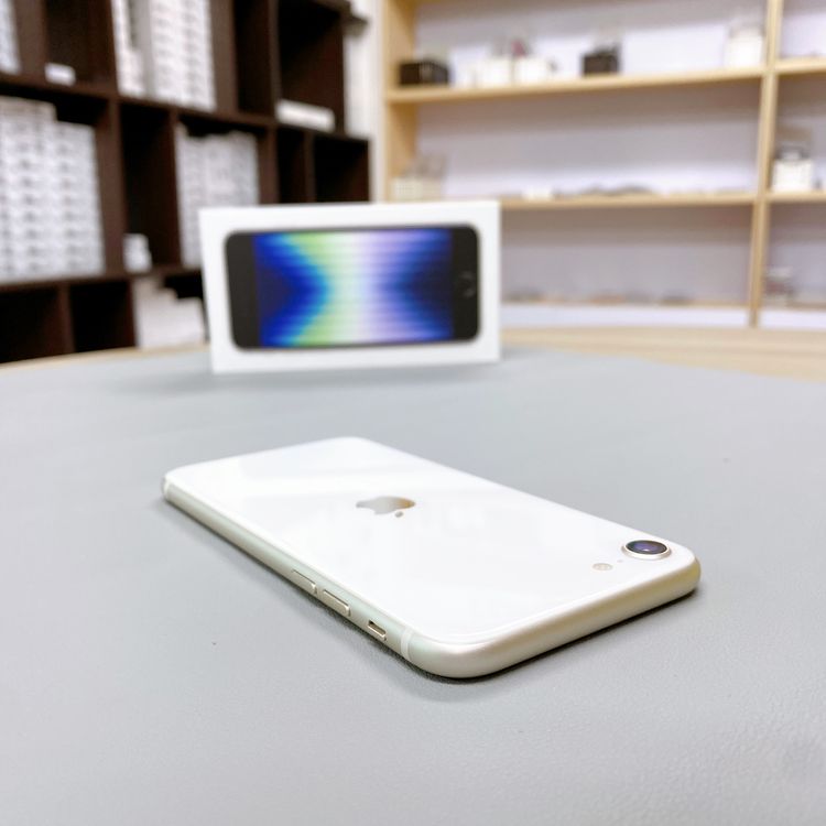 iPhone SE ��3���� 64GB �������饤�� �Хåƥ꡼ 100% ������ SIM�ե꡼