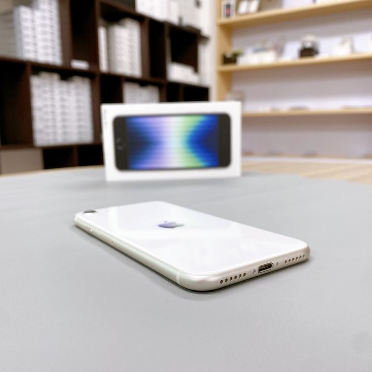 iPhone SE ��3���� 64GB �������饤�� �Хåƥ꡼ 87% ������ SIM�ե꡼