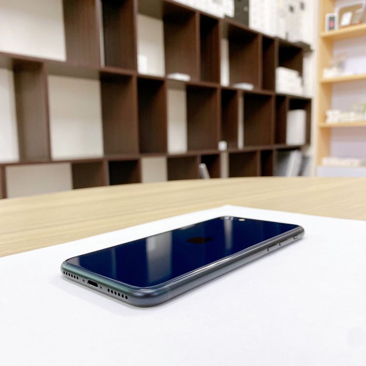 iPhone SE ��3���� 64GB �ߥåɥʥ��� �Хåƥ꡼ 97% ������ SIM�ե꡼