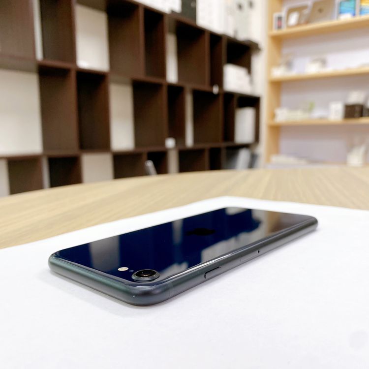 iPhone SE ��3���� 64GB �ߥåɥʥ��� �Хåƥ꡼ 90% ������ SIM�ե꡼