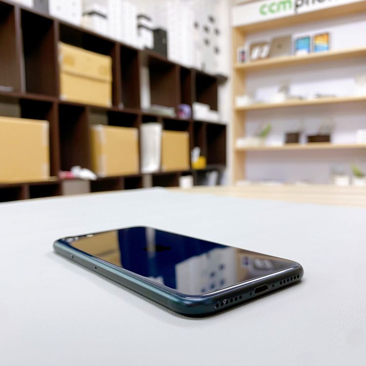 iPhone SE ��3���� 64GB �ߥåɥʥ��� �Хåƥ꡼ 86% ������ SIM�ե꡼