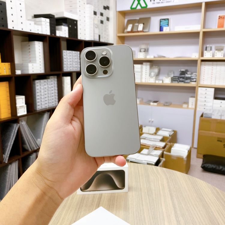 iPhone 15 Pro 128GB �ʥ����� �Хåƥ꡼ 86% ������ SIM�ե꡼