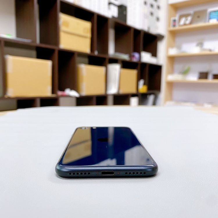 iPhone SE ��3���� 64GB �ߥåɥʥ��� �Хåƥ꡼ 86% ������ SIM�ե꡼