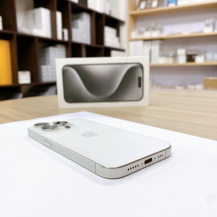 iPhone 15 Pro 256GB �ۥ磻�� �Хåƥ꡼ 90% ������ SIM�ե꡼