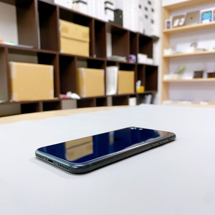 iPhone SE ��3���� 64GB �ߥåɥʥ��� �Хåƥ꡼ 88% ������ SIM�ե꡼