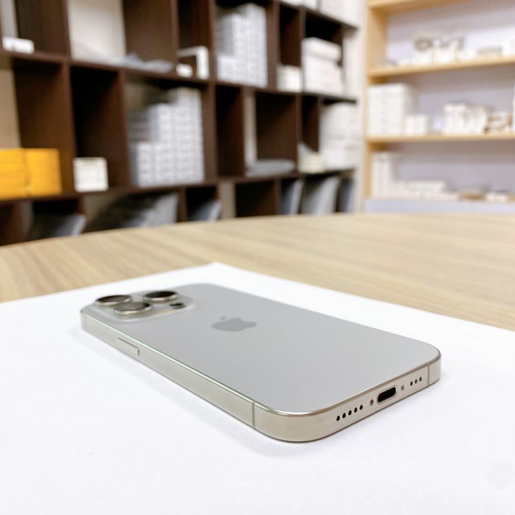 iPhone 15 Pro 256GB �ʥ����� �Хåƥ꡼ 86% ������ SIM�ե꡼