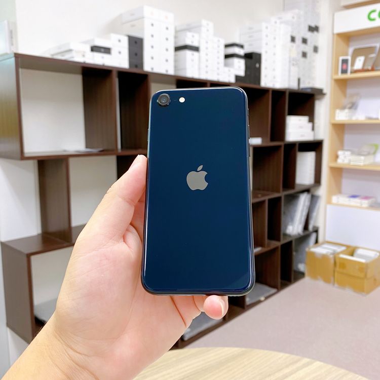 iPhone SE ��3���� 64GB �ߥåɥʥ��� �Хåƥ꡼ 97% ������ SIM�ե꡼