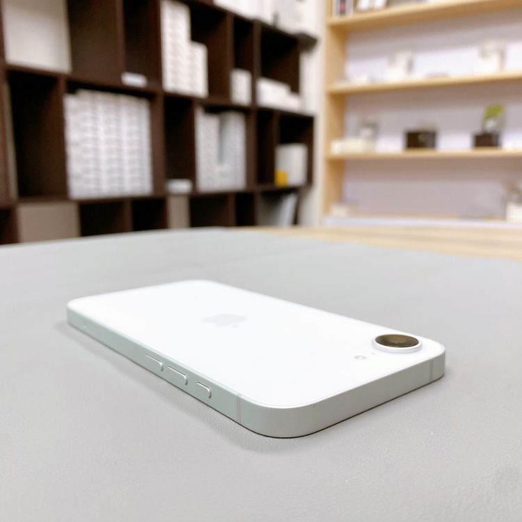iPhone 16E 128GB �ۥ磻�� �Хåƥ꡼ 95% ������ SIM�ե꡼