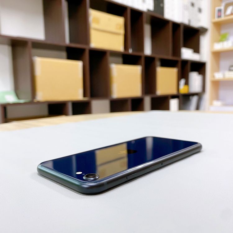 iPhone SE ��3���� 64GB �ߥåɥʥ��� �Хåƥ꡼ 99% ������ SIM�ե꡼