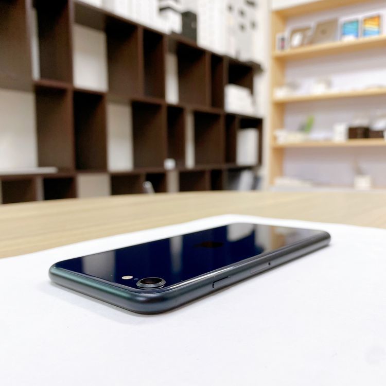 iPhone SE ��3���� 64GB �ߥåɥʥ��� �Хåƥ꡼ 98% ������ SIM�ե꡼