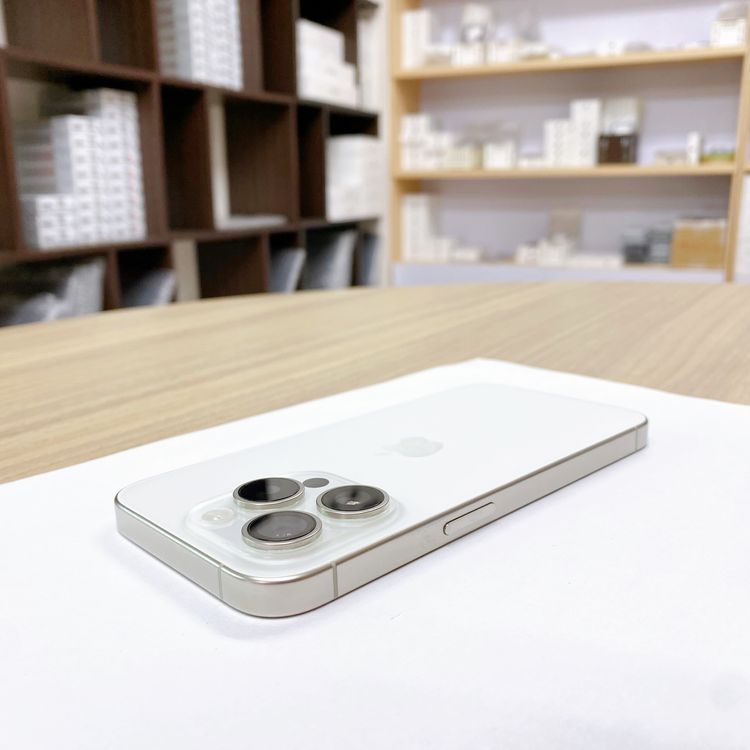 iPhone 15 Pro 256GB �ۥ磻�� �Хåƥ꡼ 89% ������ SIM�ե꡼