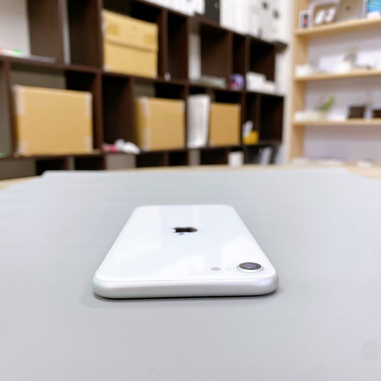 iPhone SE ��2���� 64GB �ۥ磻�� �Хåƥ꡼ 82% ������ SIM�ե꡼