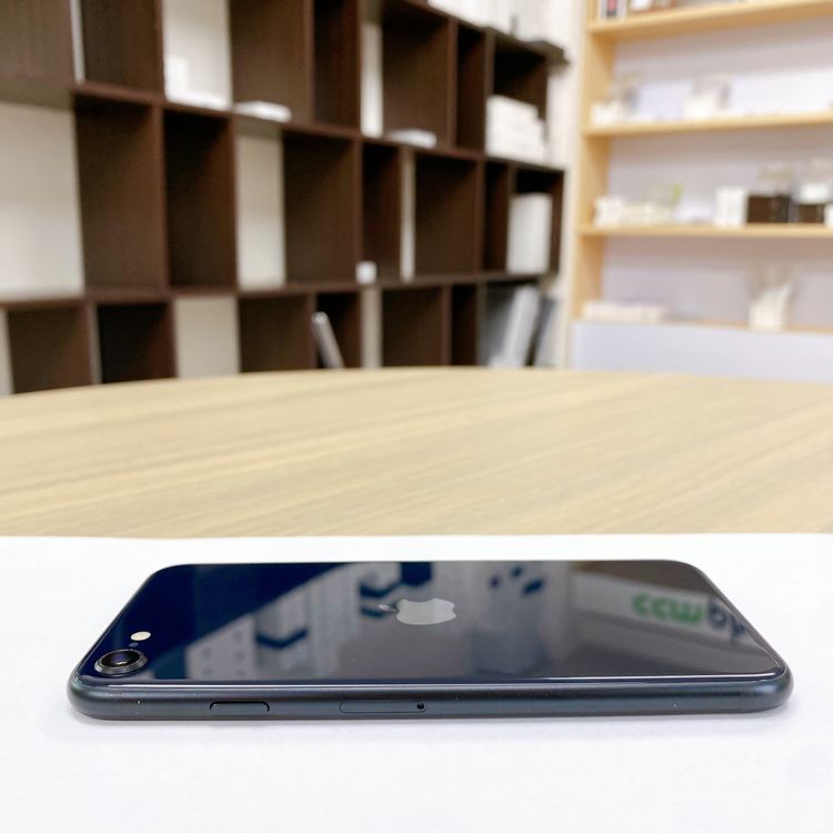 iPhone SE ��3���� 64GB �ߥåɥʥ��� �Хåƥ꡼ 89% ������ SIM�ե꡼